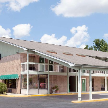 Days Inn By Wyndham Columbia Ne Fort Jackson Екстер'єр фото