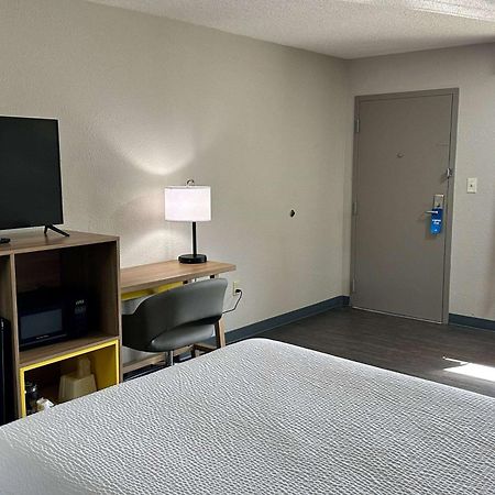 Days Inn By Wyndham Columbia Ne Fort Jackson Екстер'єр фото
