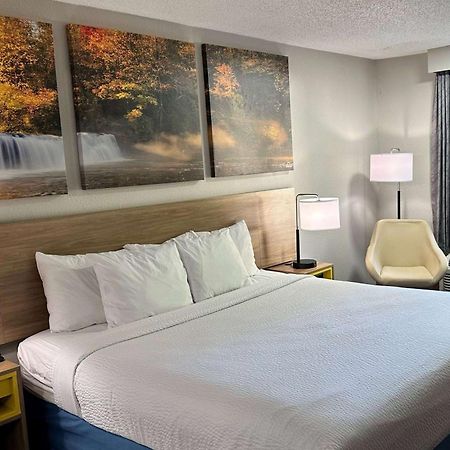 Days Inn By Wyndham Columbia Ne Fort Jackson Екстер'єр фото