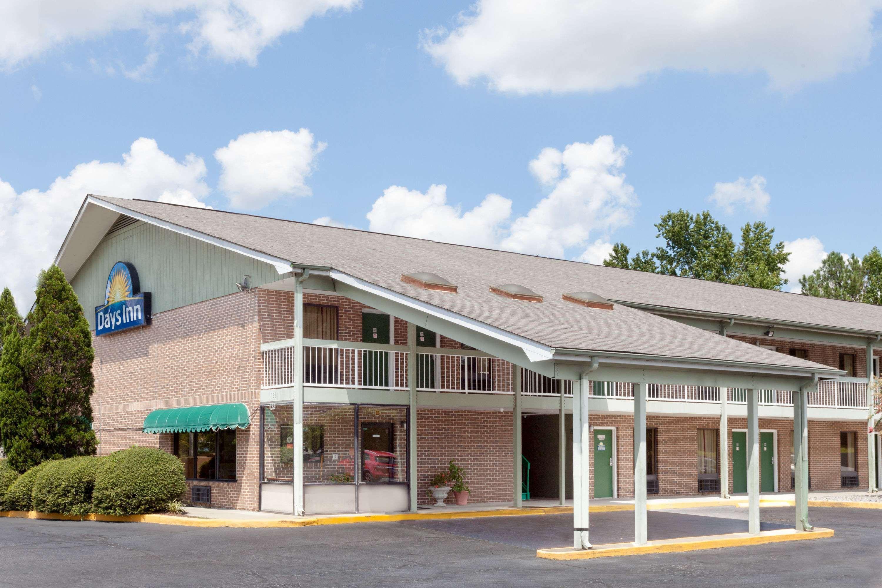 Days Inn By Wyndham Columbia Ne Fort Jackson Екстер'єр фото