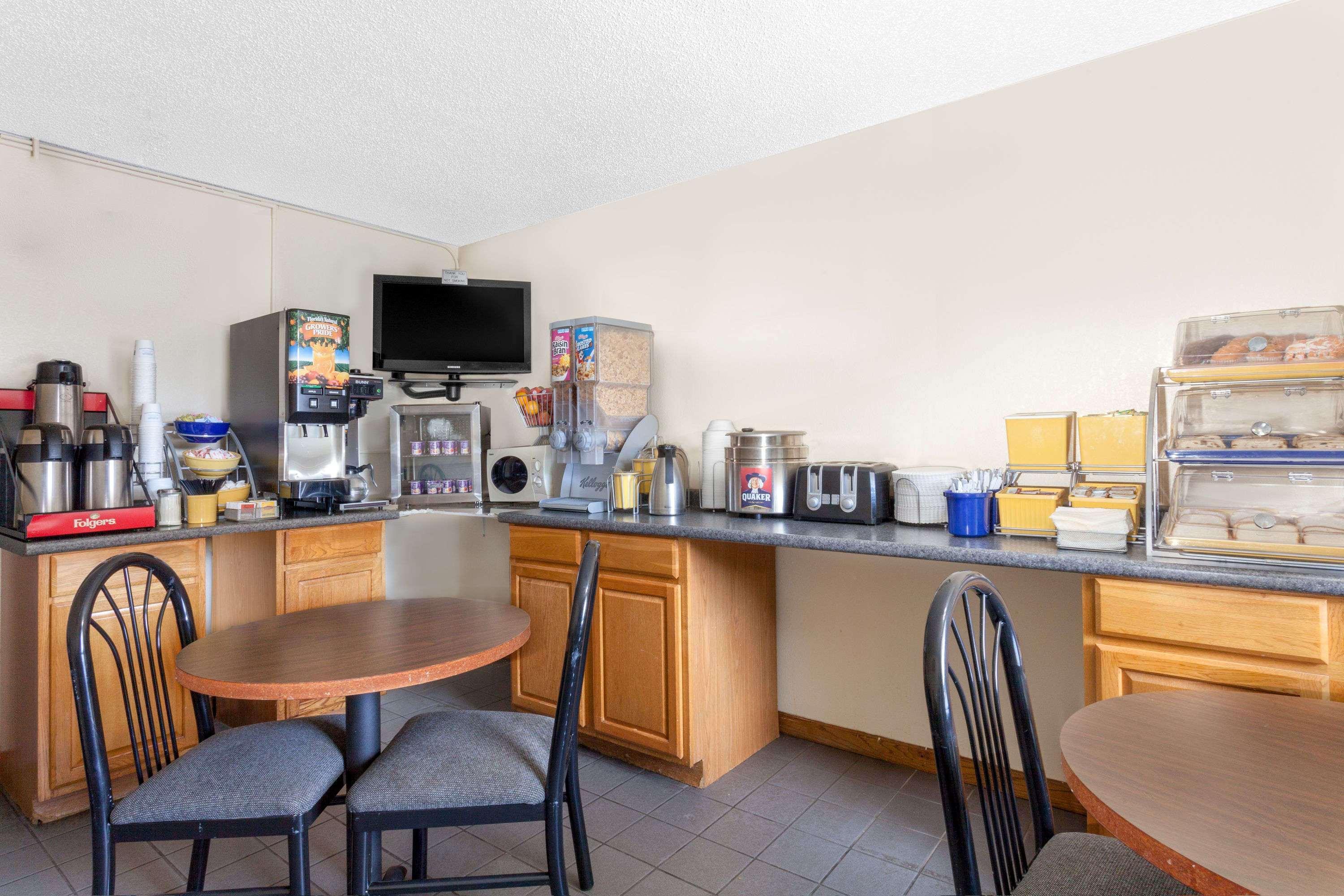 Days Inn By Wyndham Columbia Ne Fort Jackson Екстер'єр фото