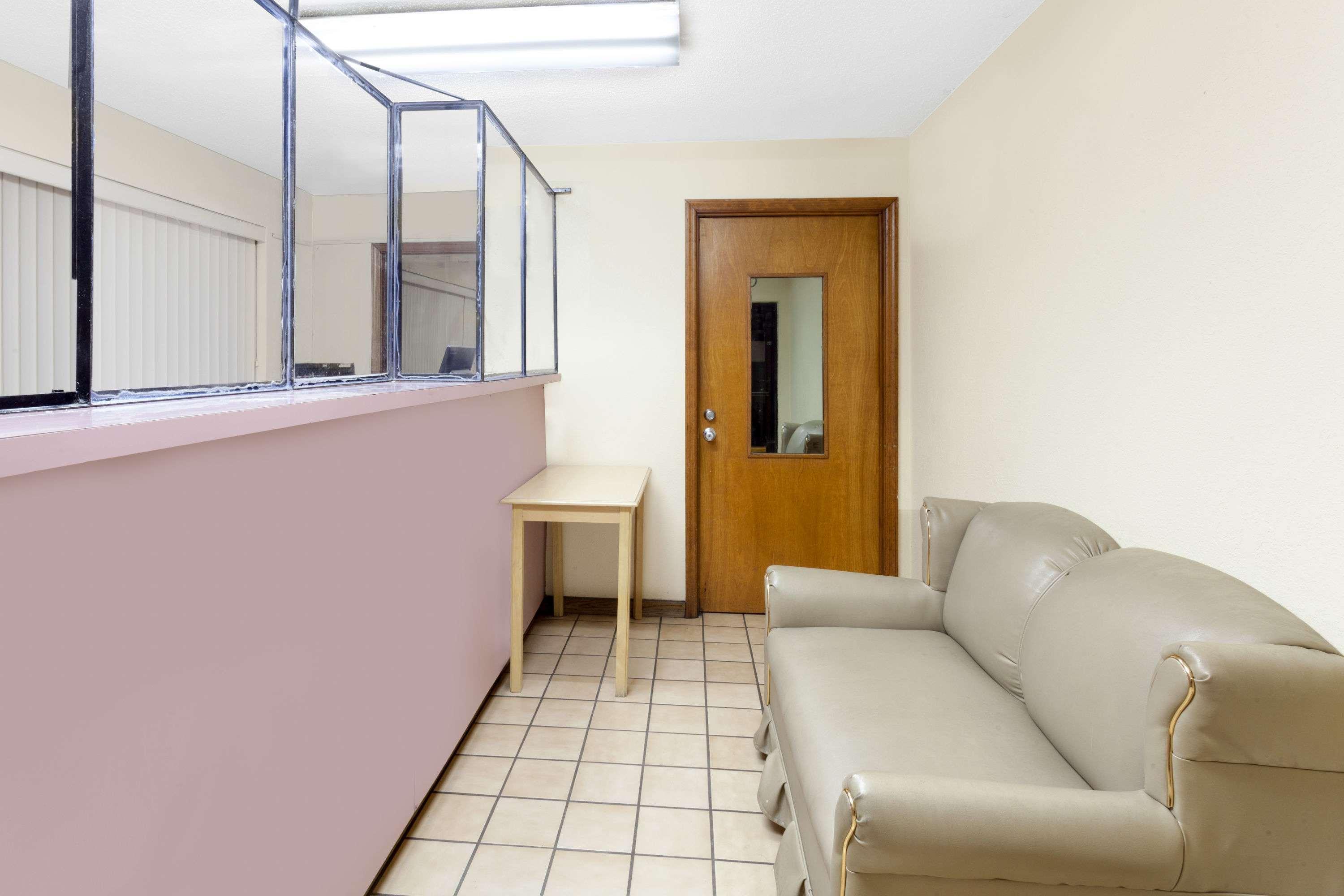 Days Inn By Wyndham Columbia Ne Fort Jackson Екстер'єр фото