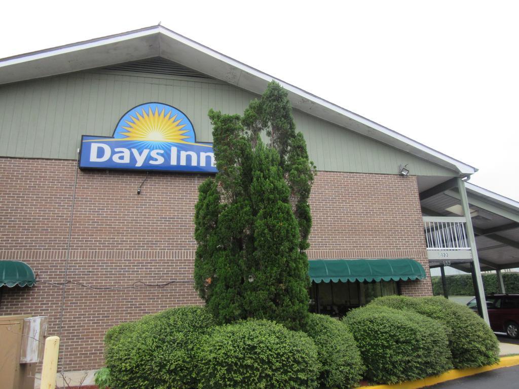 Days Inn By Wyndham Columbia Ne Fort Jackson Екстер'єр фото