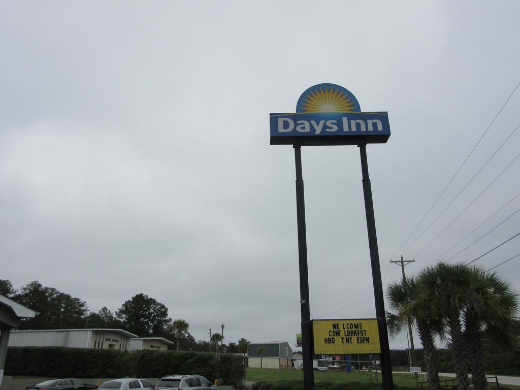 Days Inn By Wyndham Columbia Ne Fort Jackson Екстер'єр фото