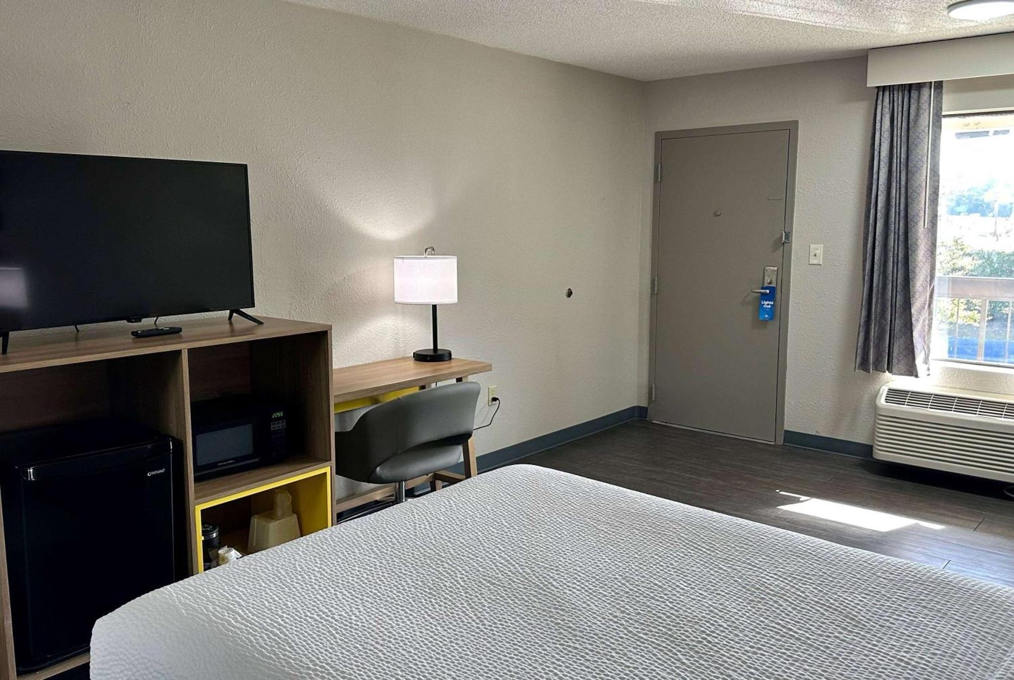 Days Inn By Wyndham Columbia Ne Fort Jackson Екстер'єр фото