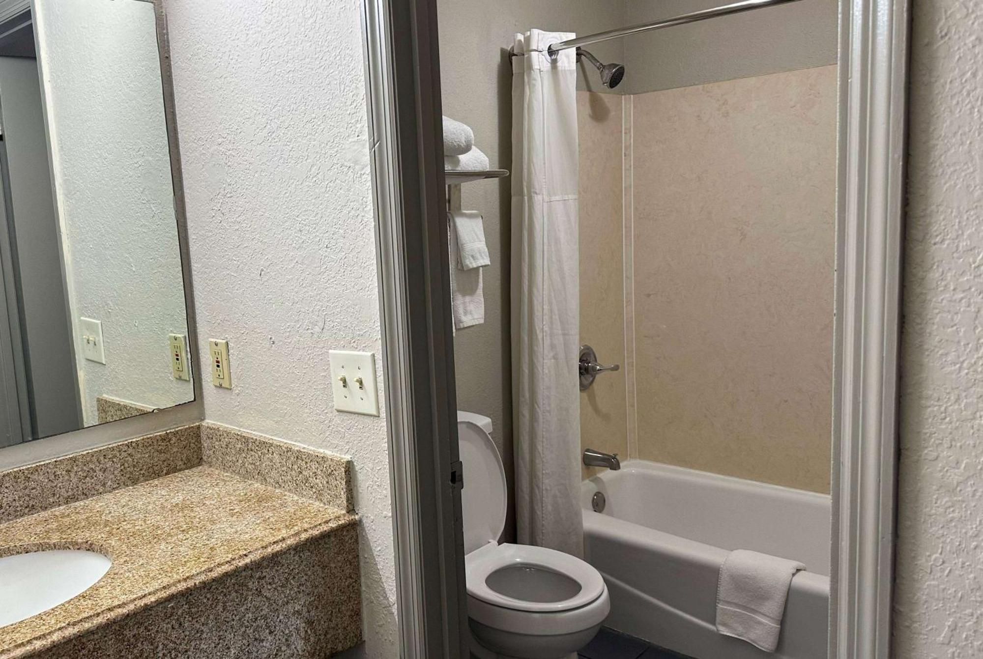 Days Inn By Wyndham Columbia Ne Fort Jackson Екстер'єр фото