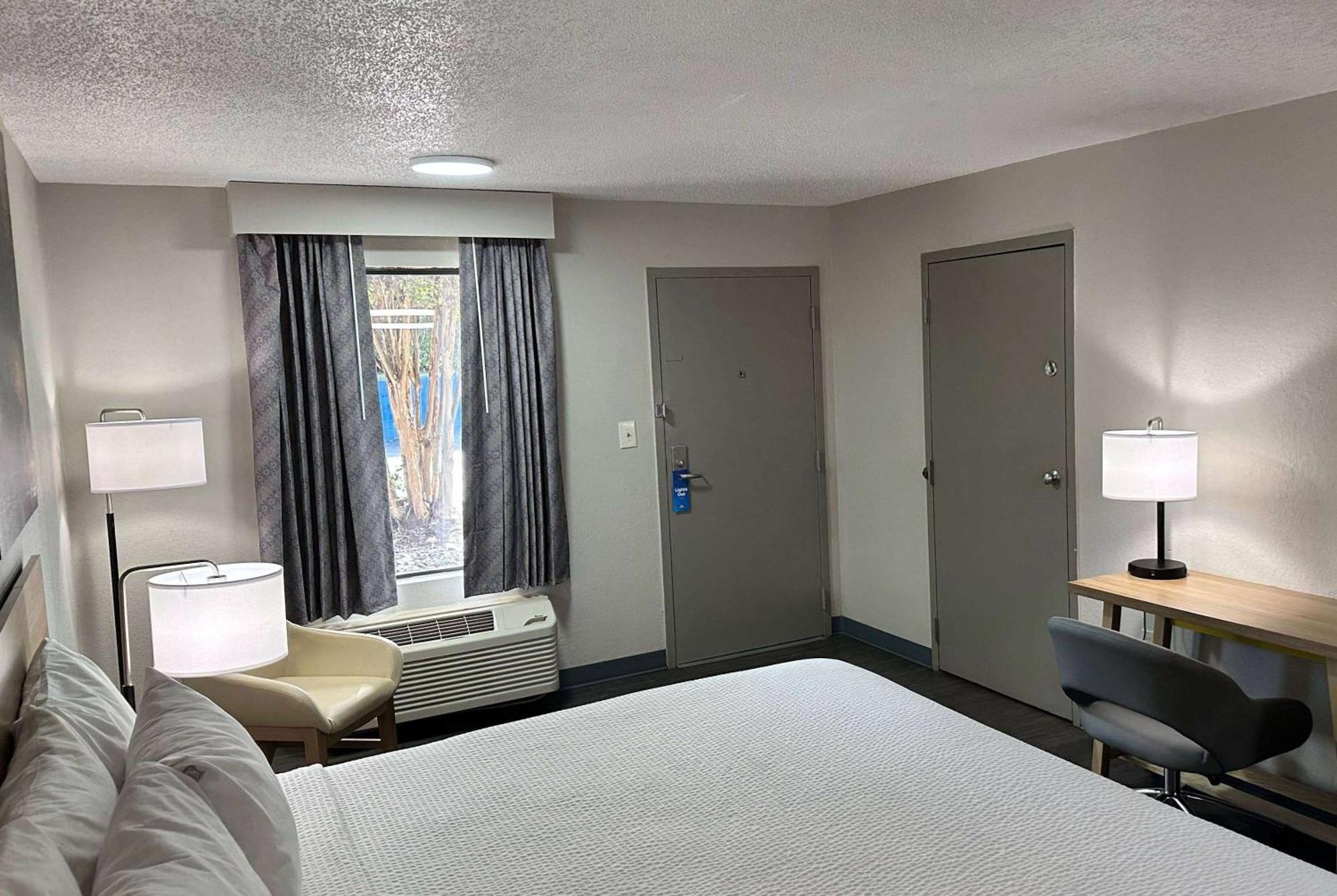 Days Inn By Wyndham Columbia Ne Fort Jackson Екстер'єр фото