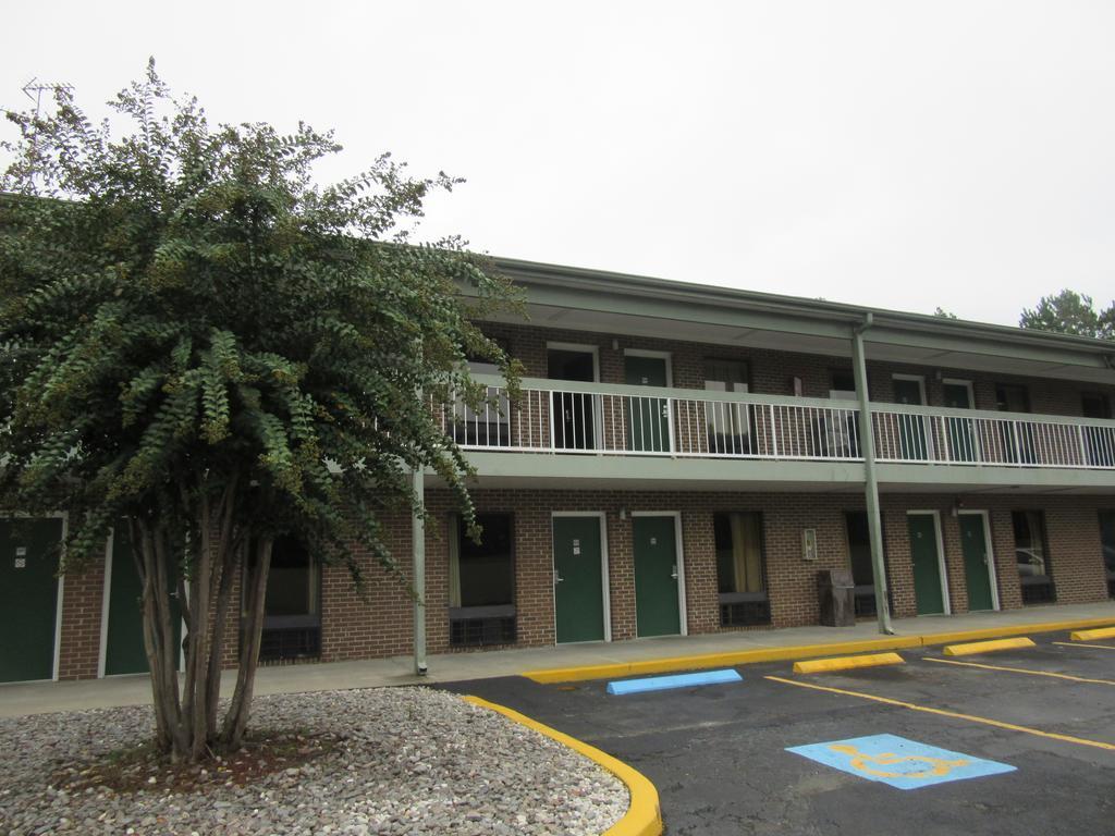 Days Inn By Wyndham Columbia Ne Fort Jackson Екстер'єр фото